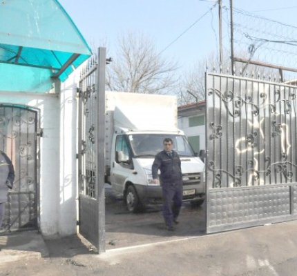 Deţinuţii de la Poarta Albă igienizează stadionul de la Medgidia